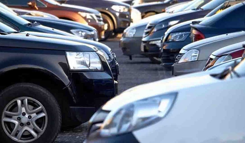 Sıfır otomobile el altından para alarak dolandırmaya çalıştılar (Video)