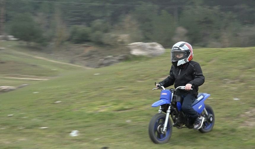 8 yaşında motosikletle toprağın tozunu kaldırıyor