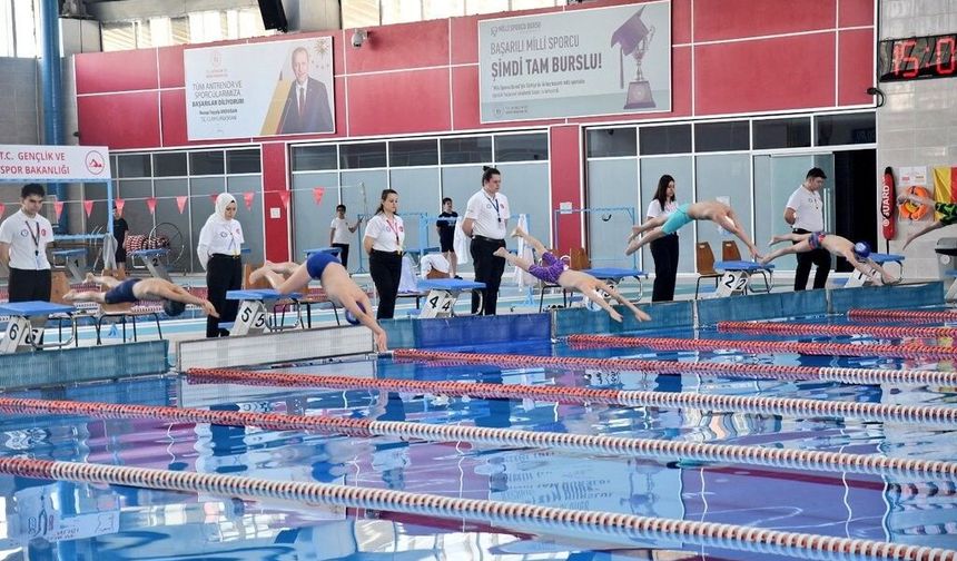 Eskişehir'de "Yüzme Küçükler Müsabakaları" başladı