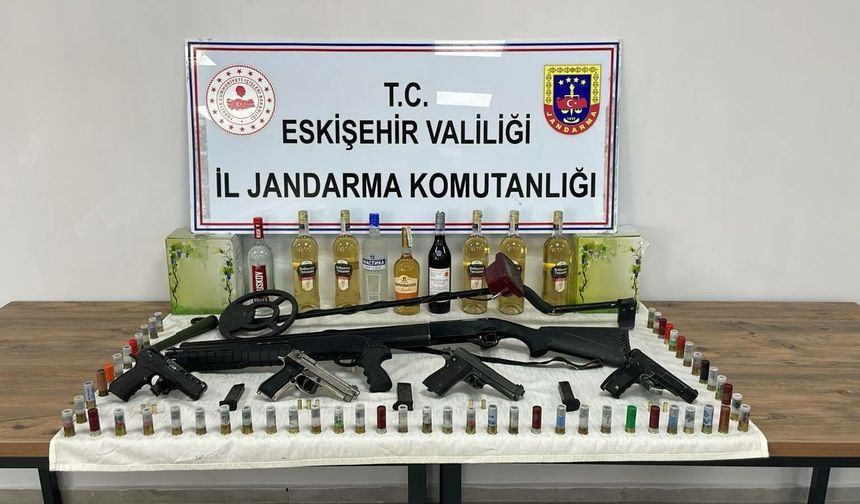 Eskişehir'de şüpheli şahısların üzerinden cephanelik çıktı