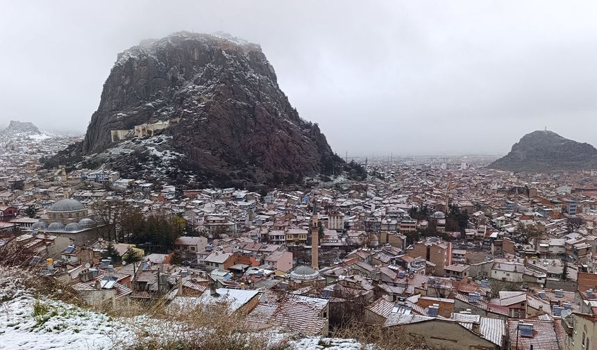 Afyonkarahisar beyaz örtüyle kaplandı