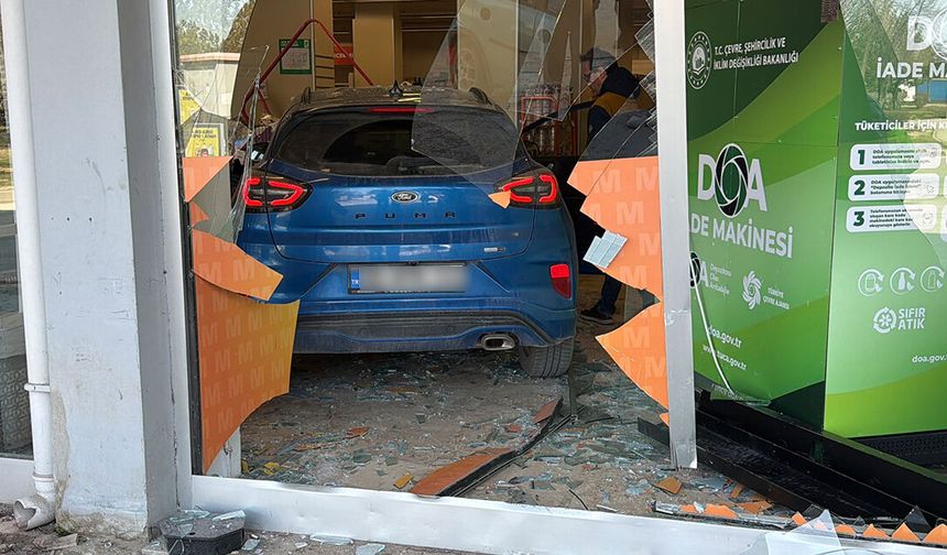 Eskişehir'de otomobil süpermarkete daldı