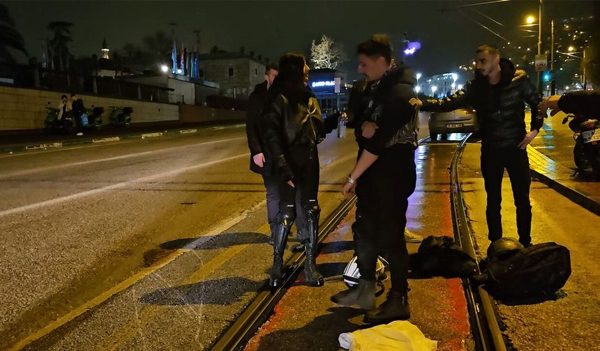 Bursa'da çukura giren motosikletli yere kapaklandı