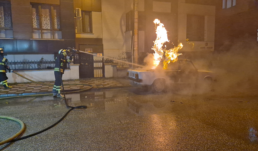 Eskişehir'de park halindeki araç alev topuna döndü!