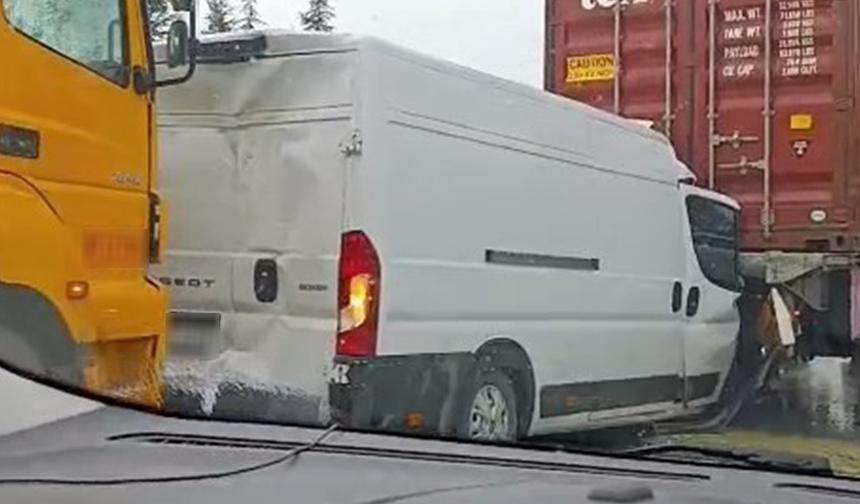 Eskişehir'de zincirleme kaza: 4 araç birbirine girdi