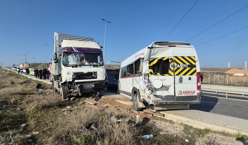 Eskişehir'de zincirleme kaza: 12 kişi yaralandı