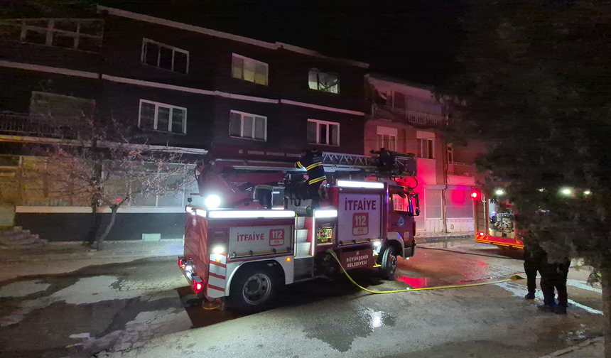 Eskişehir'de alevler daireyi küle çevirdi: 1'i bebek, 3 kişi yaralandı