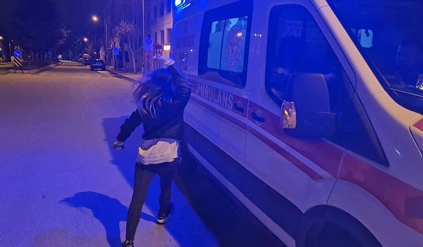Eskişehir'de alkollü şahıslar ambulansı yumrukladı