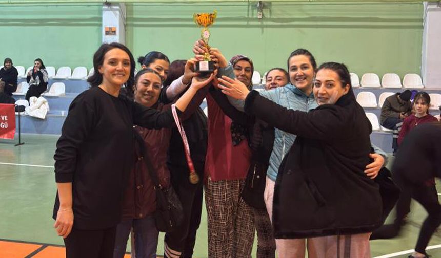 Eskişehir'de anneler ve kızları voleybol turnuvasında buluştu