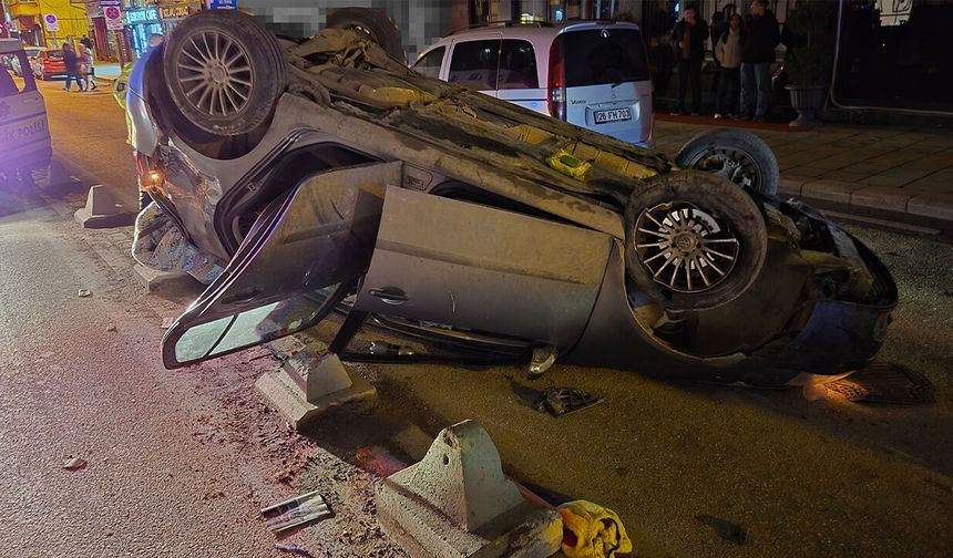 Eskişehir'de bariyerlere çarpan otomobil takla attı