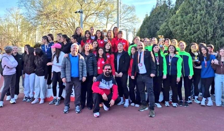 Eskişehir'de genç atletler kıyasıya yarıştı