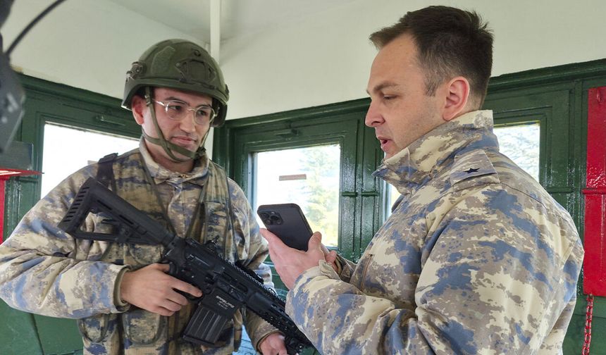 Eskişehir'de nöbet başındaki askere bayram sürprizi