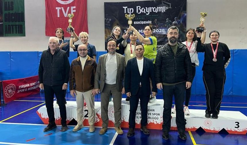 Eskişehir'de sağlıkçılardan masa tenisinde kıyasıya mücadele