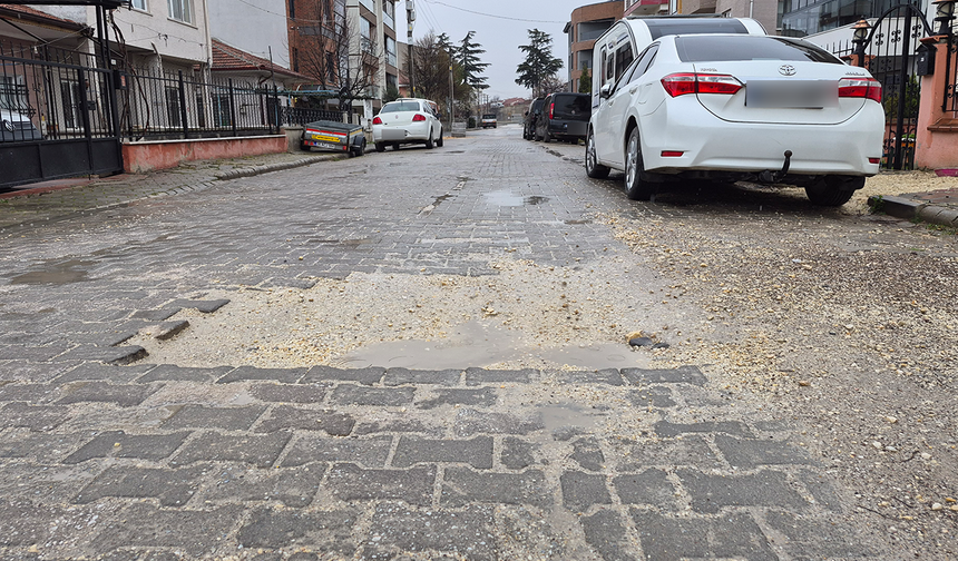 Eskişehir'de sürücülerin bozuk yol çilesi sürüyor