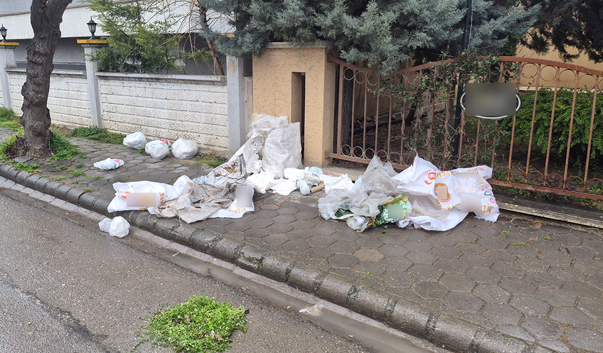 Eskişehir’in kaldırımları çöplüğe döndü!