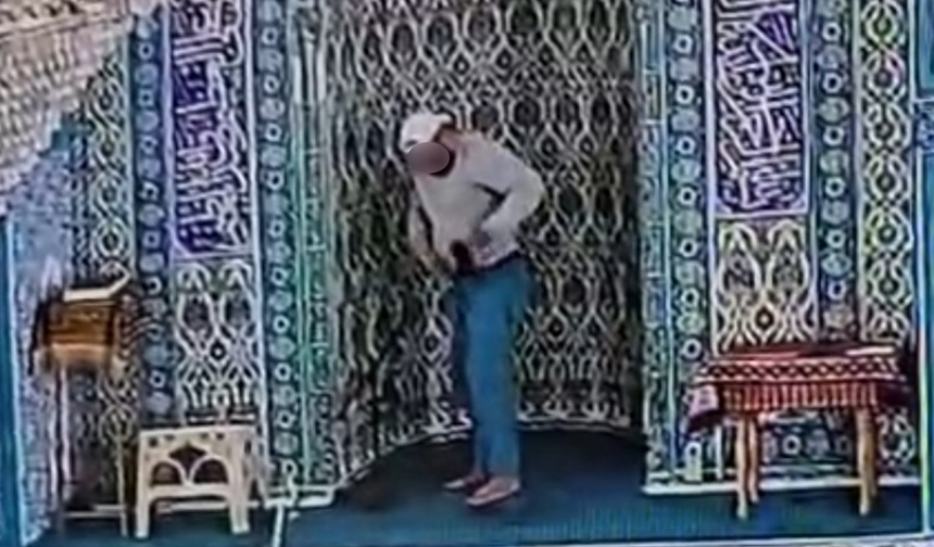 Girdiği camide imamın kullandığı mikrofonları çaldı