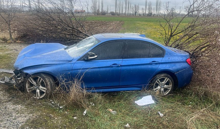 Kontrolden çıkan araç şarampole girdi