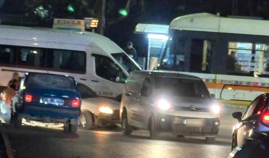 Şirintepe Mahallesi’nde iki araç birbirine girdi