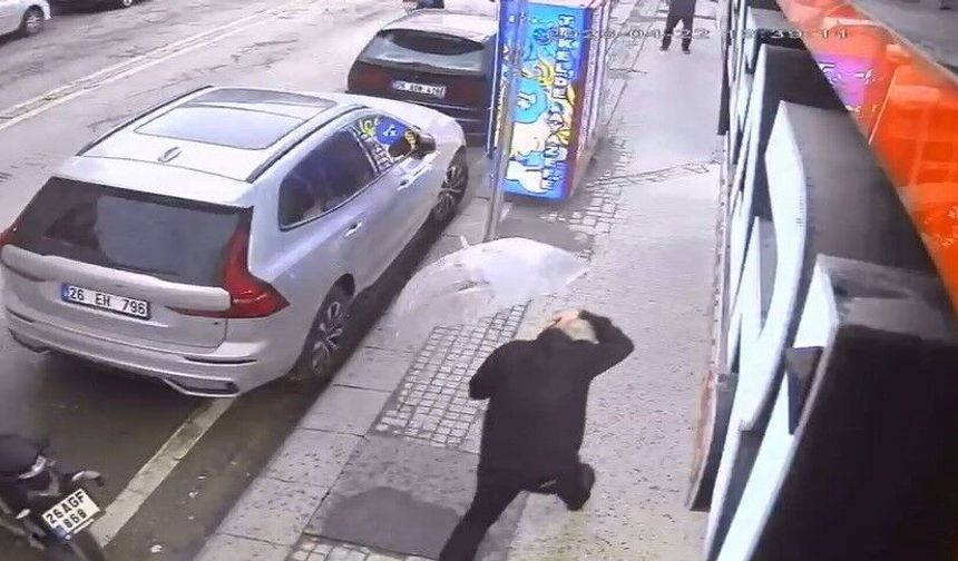 Eskişehir’de feci olay kamerada: Yolda yürüyen adamın üzerine cam düştü