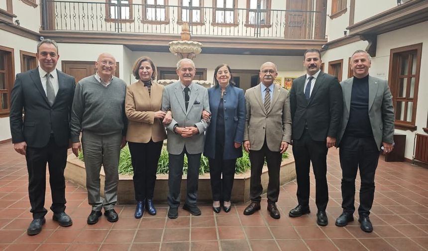 CHP’lilerden Yılmaz Büyükerşen’e sürpriz ziyaret