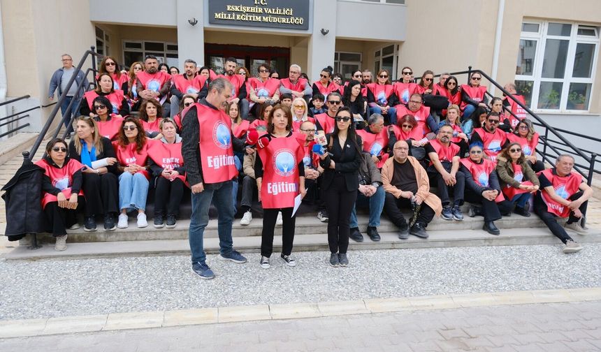 Eğitim İş'ten Milli Eğitim önünde oturma eylemi