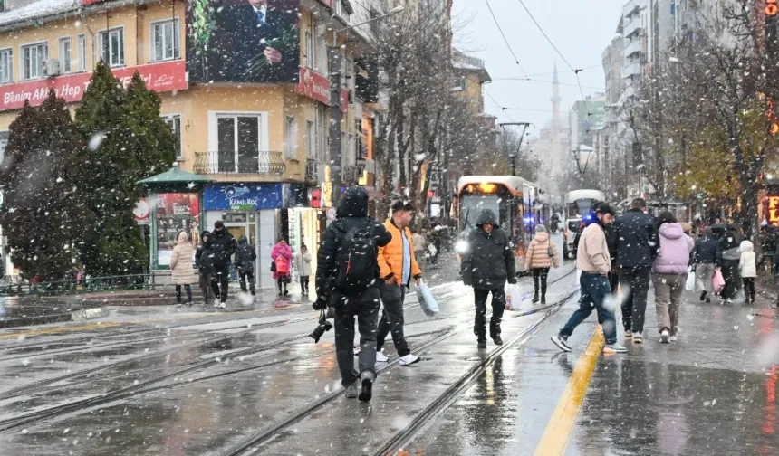 Eskişehir'de bahar ayında kar mucizesi: Geciken kış kendini gösterdi