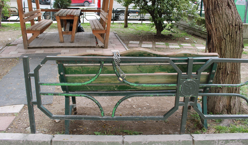 Eskişehir'de çalınmasın diye bankı zincirle bağladılar