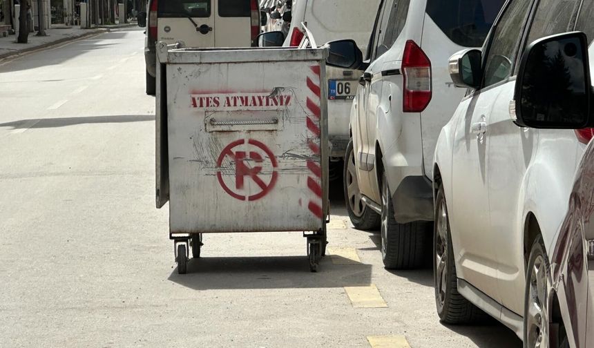 Eskişehir'de çöp konteyneri yolun ortasında kaldı