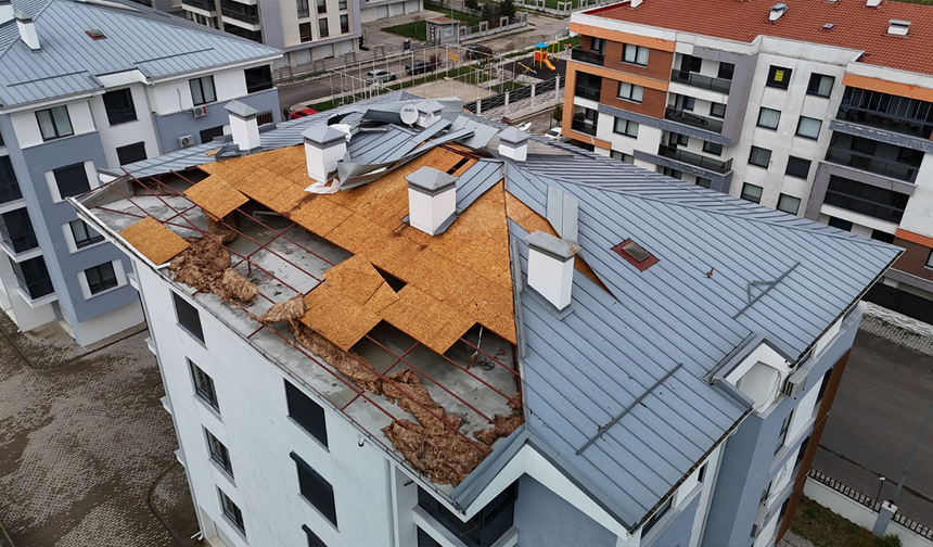 Eskişehir'de fırtına çatıyı uçurdu