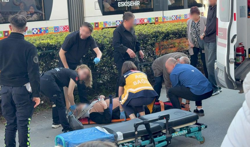 Eskişehir'de geriye giden araç kadını ezdi