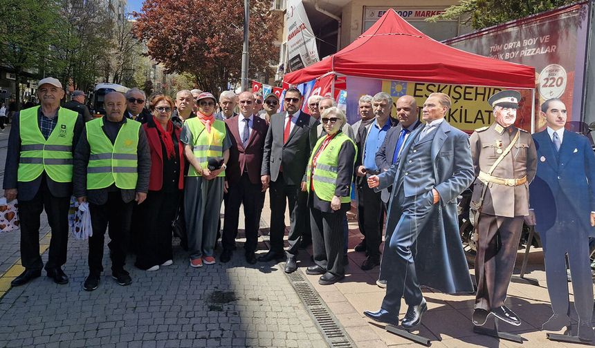 Eskişehir’de İYİ Parti’den çocuklara 23 Nisan hediyesi