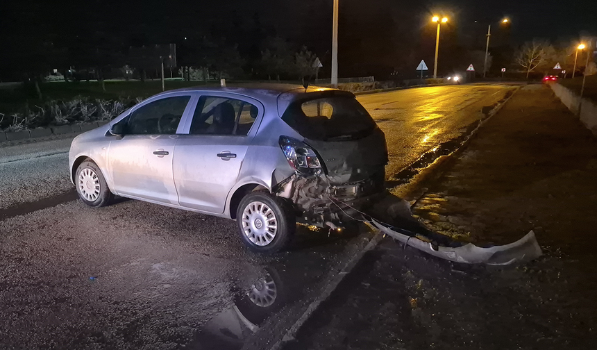 Eskişehir'de kontrolden çıkan otomobil duvara saplandı!