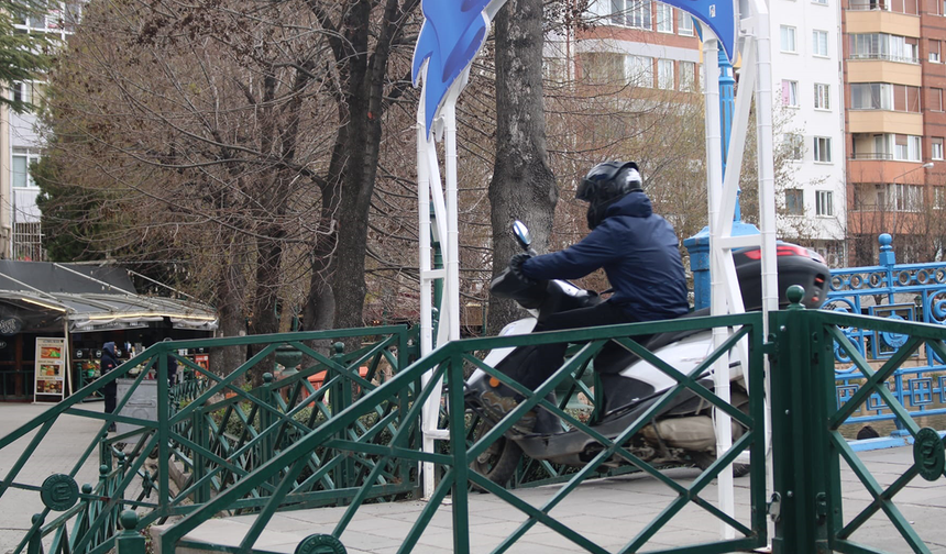 Eskişehir'de yasak deliniyor: Yayalar tehlikede