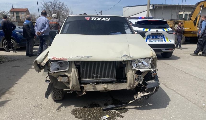 Eskişehir'de zincirleme kaza: 4 otomobil birbirine girdi