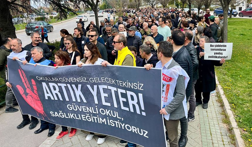 Eskişehir’de eğitimciler Siverek’teki okul saldırısına tepki için Milli Eğitime yürüdü