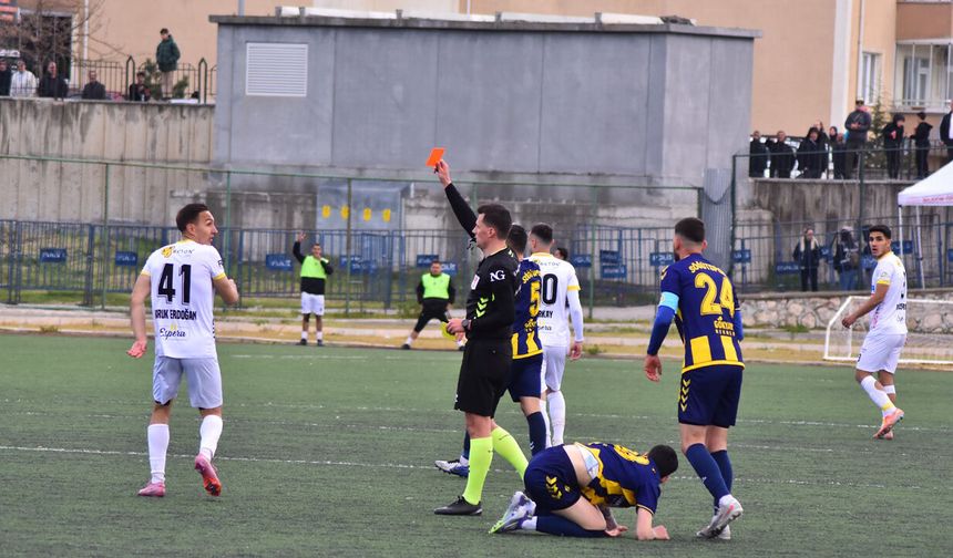 Skandal maçta kırmızı kartlar havada uçuştu