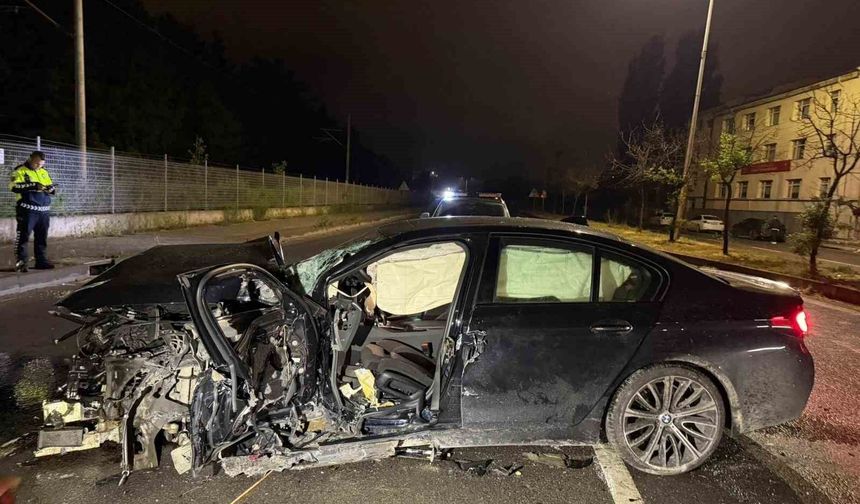 Eskişehir'de refüje çarptıktan sonra hurdaya dönen araçta sıkışan sürücüyü itfaiye kurtardı