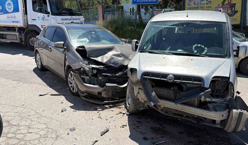 Odunpazarı’nda iki araç birbirine girdi: 1'i çocuk 5 yaralı!