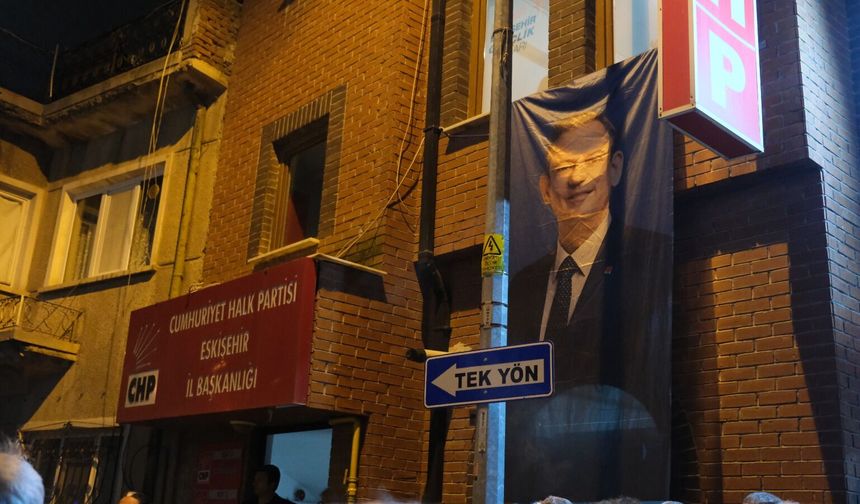 CHP Eskişehir İl Binası’na Özgür Özel posteri asıldı