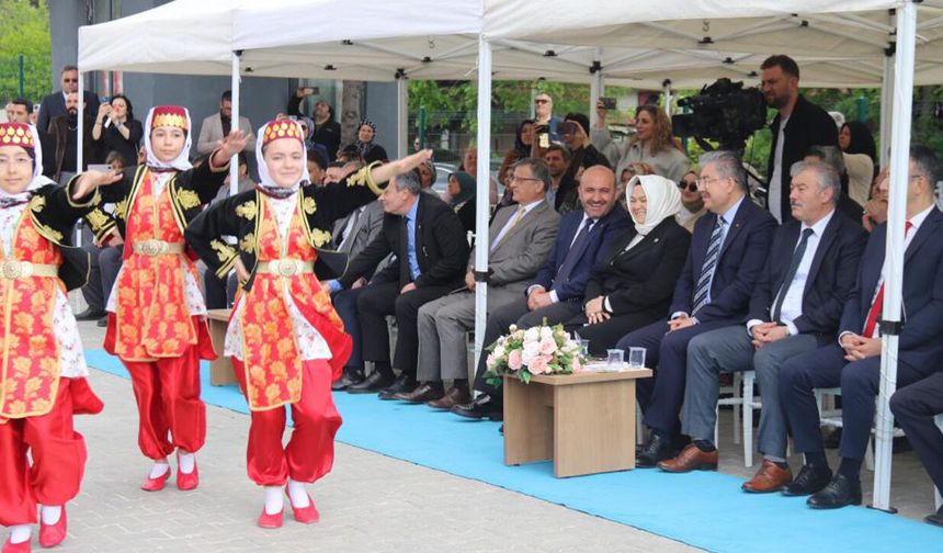 Eskişehir'de Doktor Mustafa Çamkoru Ortaokulu törenle hizmete açıldı