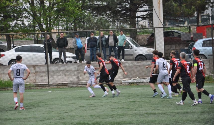 Eskişehir'de amatör maçta saha savaş alanına döndü