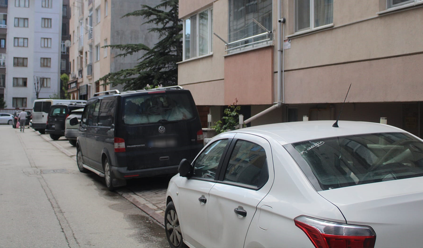 Eskişehir'de kaldırımlar araç işgali altında!