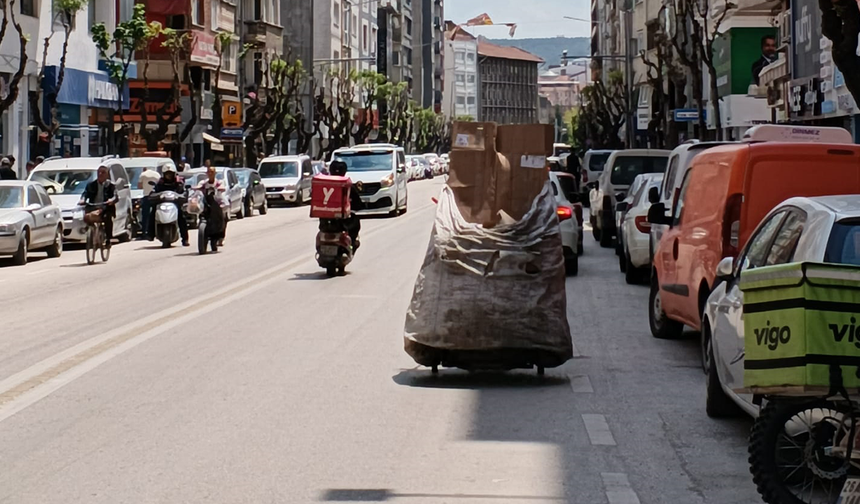 Eskişehir'de karton toplayıcısının tehlikeli mesaisi