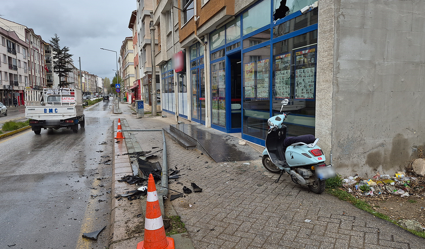 Eskişehir'de kaza: Zincir marketin camını parçaladı