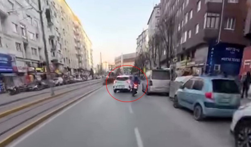 Eskişehir'de otomobille motosikletin çarpışma anı kamerada