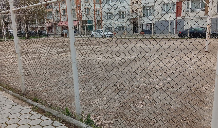 Eskişehir’de sahalar tepki topluyor: "Gençlerin sağlığını riske atıyor"
