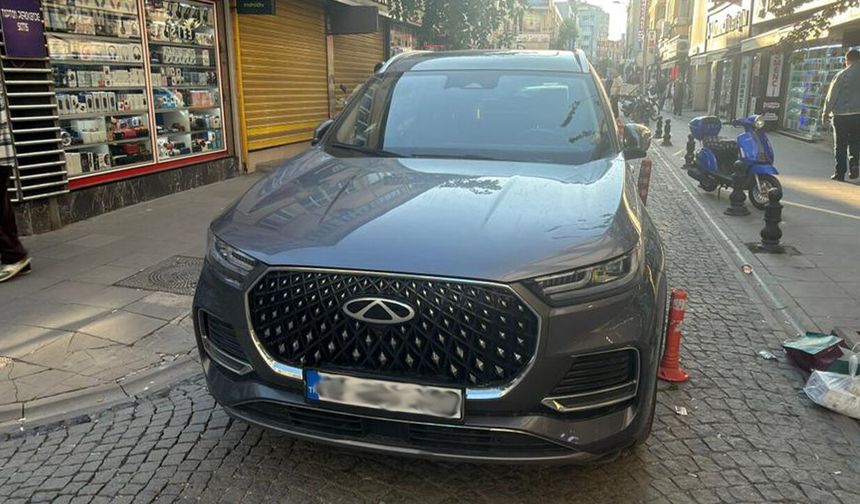 Eskişehir'de sokak ortasına aracını bıraktı: Trafiği kilitledi