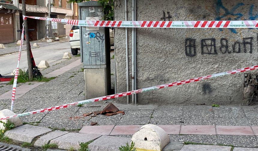 Eskişehir'de tehlike dolu anlar: Çatıdan kiremit düştü
