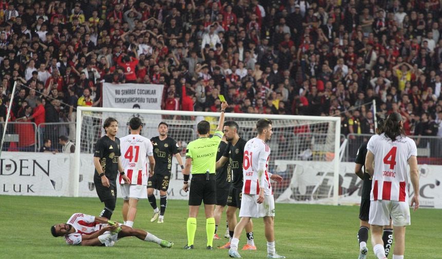 Hakem maçın önüne geçti