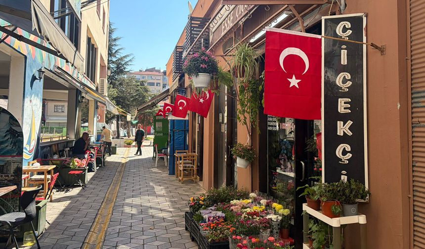 Eskişehir'de esnaf dükkanlarını Türk Bayraklarıyla süsledi